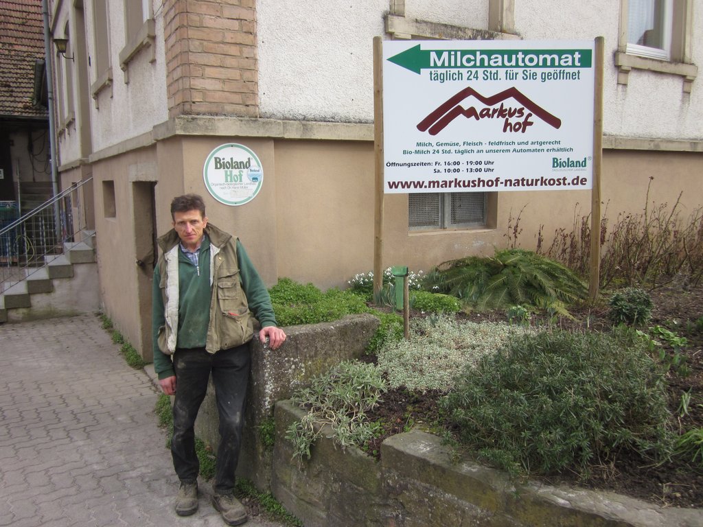 Bauer Markus Schmutz vor seinem Hof