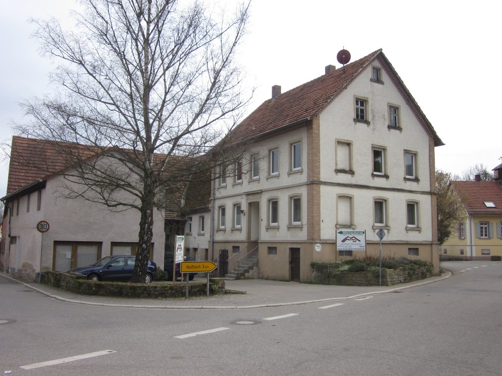Foto vom Markushof an einer Straßenecke, Wohnhaus rechts, Hofladen links, dahinter Scheune