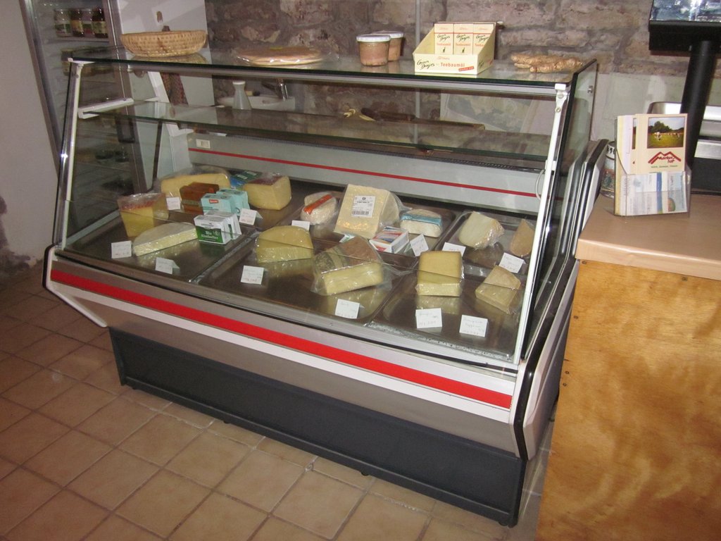 Blick in den Hofladen: Käsetheke